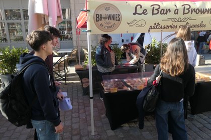 Umfrage auf dem Wochenmarkt zu Informationsgewohnheiten 02_Umfrage_Lannion_Wochenmarkt