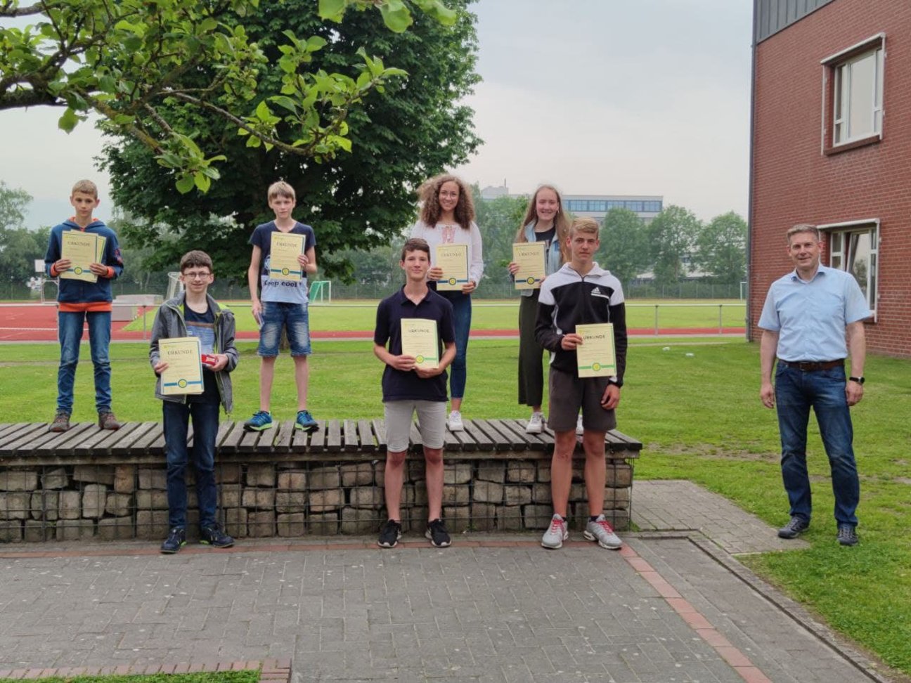 PreisträgerInnen: Mattis Berends, Helge Hartmann, Renke Lindenau, Finn Meyenburg, Amelie El-Kabarity, Friederike Göttrup, Andre Nagel PreisträgerInnen: Mattis Berends, Helge Hartmann, Renke Lindenau, Finn Meyenburg, Amelie El-Kabarity, Friederike Göttrup, Andre Nagel